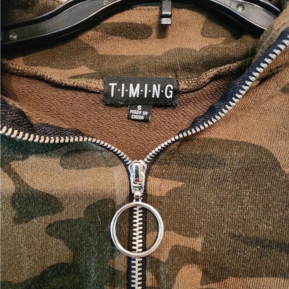 Timing green camo cropped hoodie size small - Picture 3 of 3